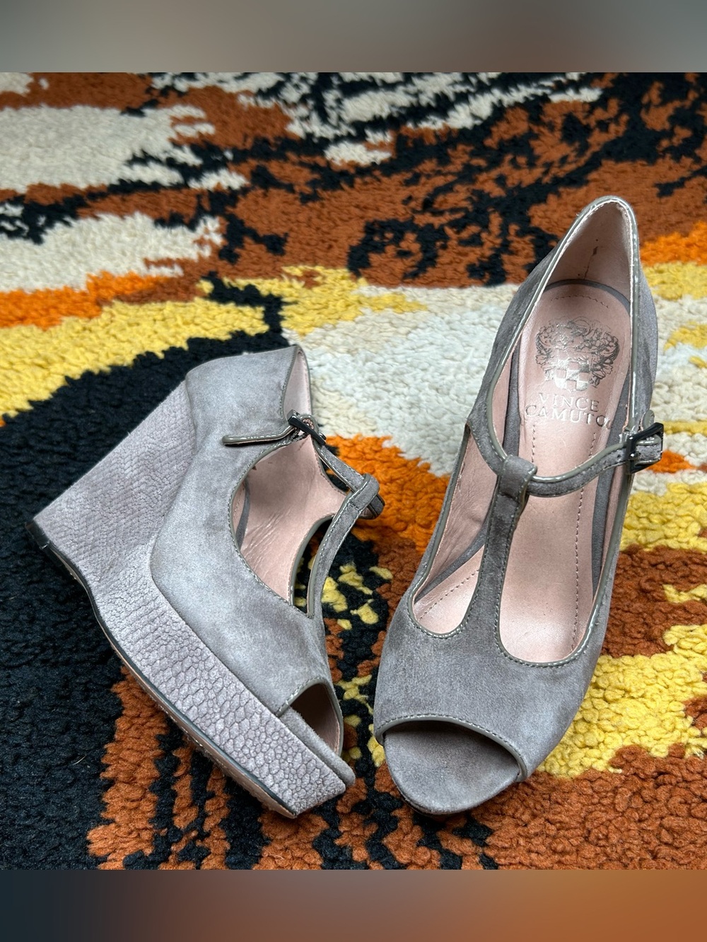 Killer, VINCE CAMUTO, Dicicco t strap wedges!!